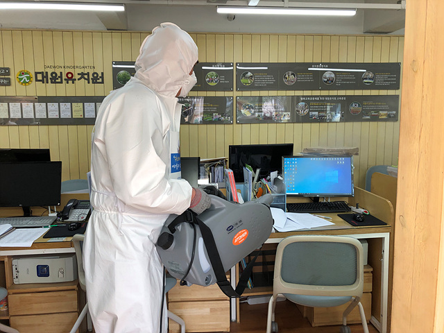 코로나19 대응을 위한 유치원 내 정기 소독     